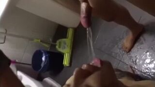 Азиатский ледибой писает и трахается с мальчиком, трахается порно